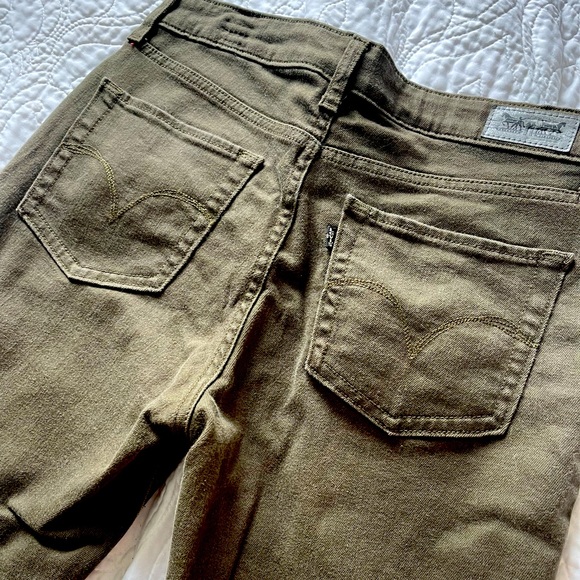 EUC Levi Straus Mid Rise Skinny Olive Green 6M W28 L32 Jeans. Only worn once! - Picture 3 of 6